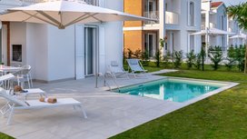 Gartenblick einer modernen Immobilie mit Pool