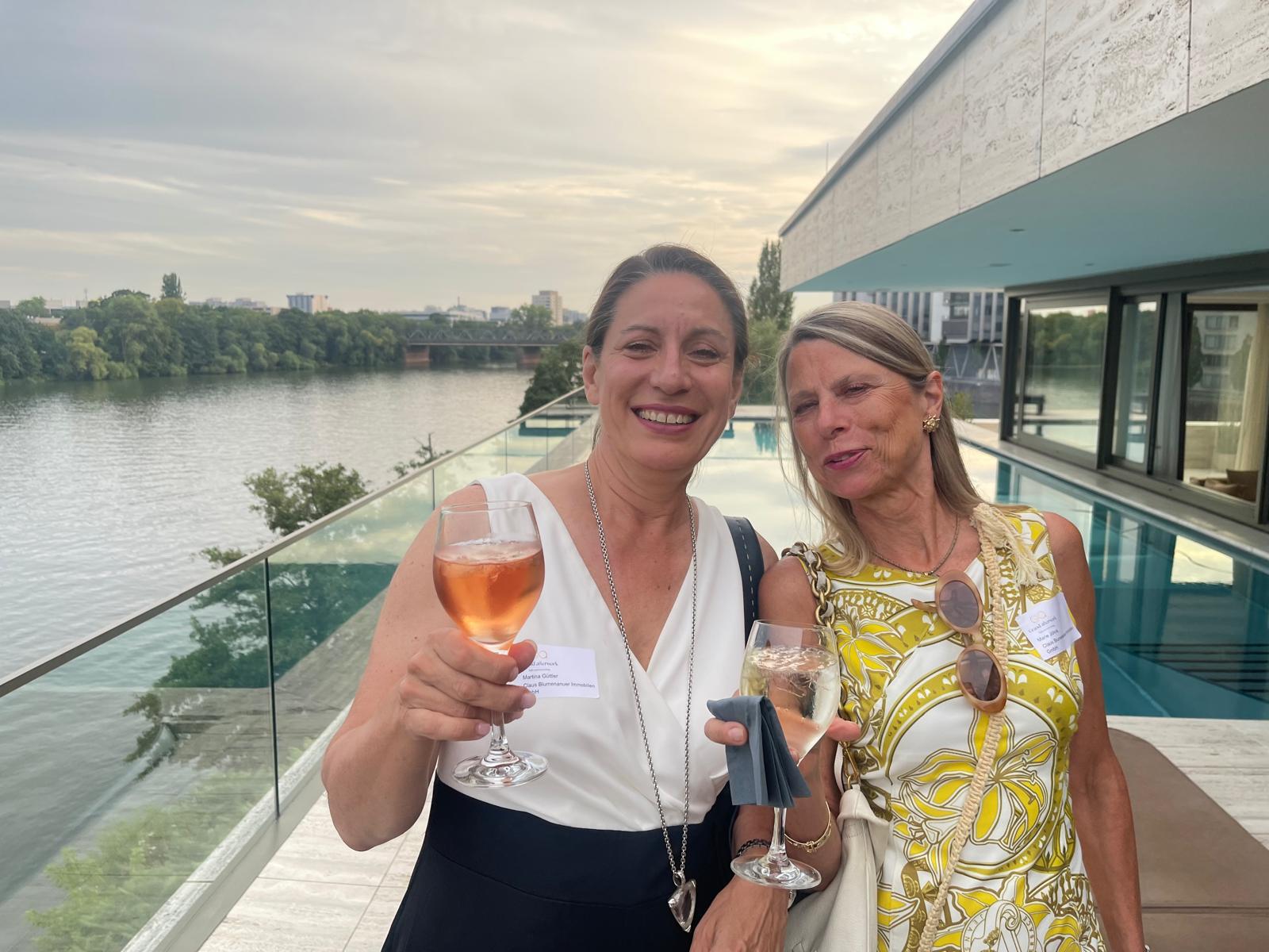 Women. Wine. Wisdom. – Zwei Frauen bei einem Glas Wein