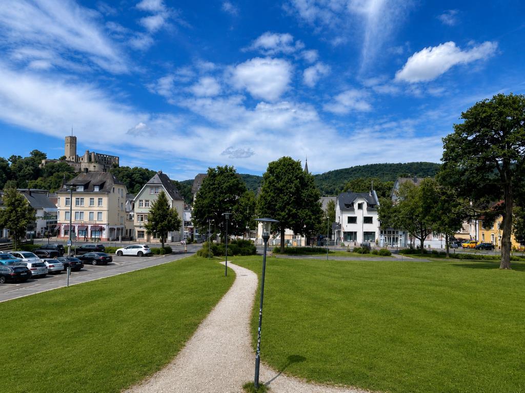 Aussenansicht mit Burg